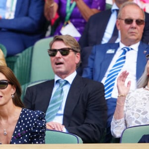 Le prince William, duc de Cambridge, et Catherine (Kate) Middleton, duchesse de Cambridge, avec le prince George de Cambridge dans les tribunes de la finale du tournoi de Wimbledon, le 10 juillet 2022. 