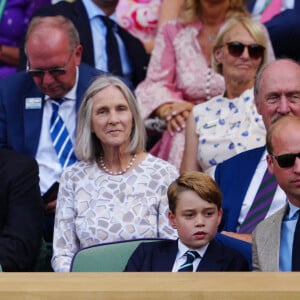 Le prince William, duc de Cambridge, et Catherine (Kate) Middleton, duchesse de Cambridge, avec le prince George de Cambridge dans les tribunes de la finale du tournoi de Wimbledon, le 10 juillet 2022. 