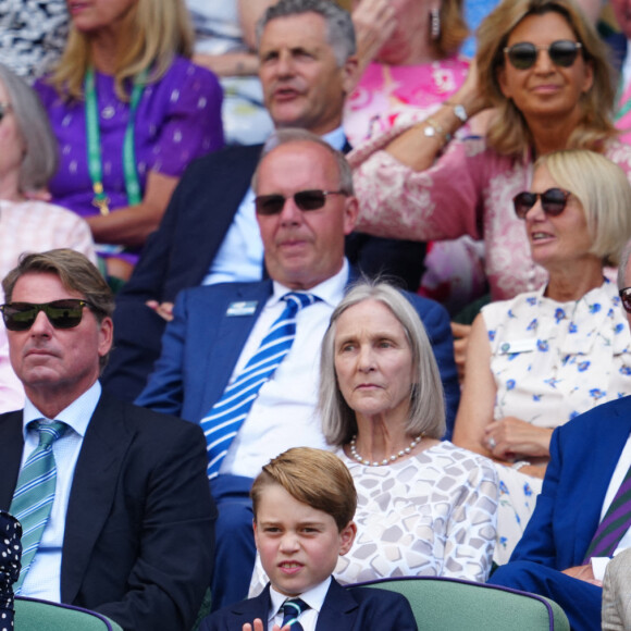 Le prince William, duc de Cambridge, et Catherine (Kate) Middleton, duchesse de Cambridge, avec le prince George de Cambridge dans les tribunes de la finale du tournoi de Wimbledon, le 10 juillet 2022. 