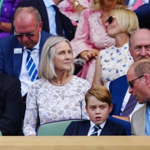 Le prince William, duc de Cambridge, et Catherine (Kate) Middleton, duchesse de Cambridge, avec le prince George de Cambridge dans les tribunes de la finale du tournoi de Wimbledon, le 10 juillet 2022. 