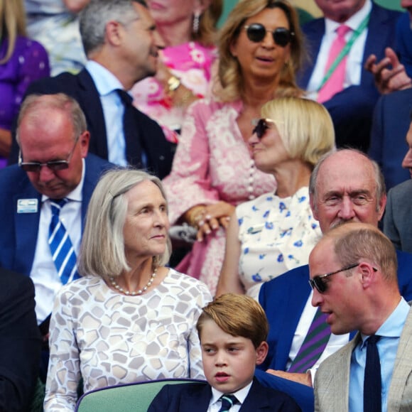 Le prince William, duc de Cambridge, et Catherine (Kate) Middleton, duchesse de Cambridge, avec le prince George de Cambridge dans les tribunes de la finale du tournoi de Wimbledon, le 10 juillet 2022. 