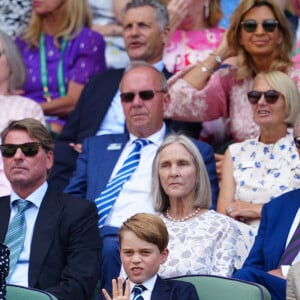 Le prince William, duc de Cambridge, et Catherine (Kate) Middleton, duchesse de Cambridge, avec le prince George de Cambridge dans les tribunes de la finale du tournoi de Wimbledon, le 10 juillet 2022. 