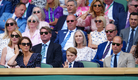 Le prince William, duc de Cambridge, et Catherine (Kate) Middleton, duchesse de Cambridge, avec le prince George de Cambridge dans les tribunes de la finale du tournoi de Wimbledon, le 10 juillet 2022. 