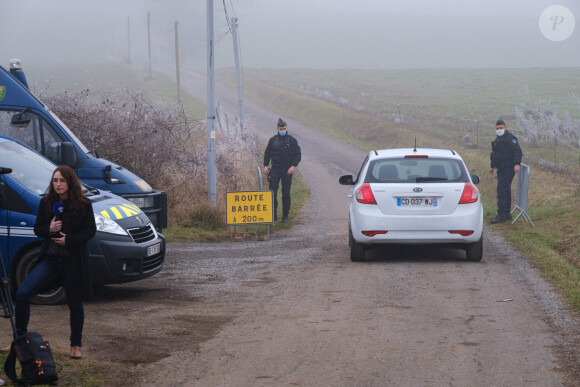 Des gendarmes bloquant l'accès à une zone de recherche près d'une ferme à Drignac, dans le cadre de la disparition de Delphine Jubillar - 18 janvier 2022