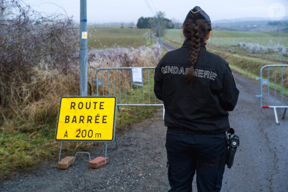 Des gendarmes bloquant l'accès à une zone de recherche vers Cagnac-les-Mines (Tarn), dans le cadre de la disparition de Delphine Jubillar