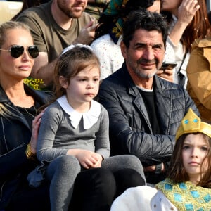 Adriana Karembeu Ohanian, son mari Aram et leur fille Nina durant la première bataille de fleurs du Carnaval de Nice 2022, Roi des Animaux, place Masséna à Nice, le 13 février 2022. © Bruno Bebert/Bestimage