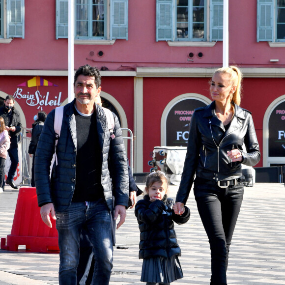 Adriana Karembeu Ohanian, son mari Aram et leur fille Nina durant la première bataille de fleurs du Carnaval de Nice 2022, Roi des Animaux, place Masséna à Nice, le 13 février 2022. © Bruno Bebert/Bestimage