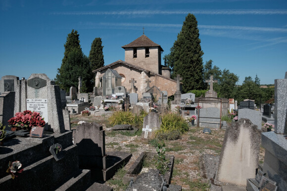 Photo du cimetière de Dalmaze, où des recherches ont lieu dans le cadre de la disparition de Delphine Jubillar