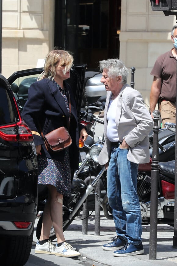 Roman Polanski et sa femme, Emmanuelle Seigner, très amoureux, déjeunent au restaurant l'Avenue à Paris, le 29 juin 2020.