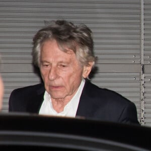 Roman Polanski et sa femme Emmanuelle Seigner quittent l'avant-première du film "J'accuse" au cinéma UGC Normandie entourés de 5 gardes du corps à Paris le 12 novembre 2019.