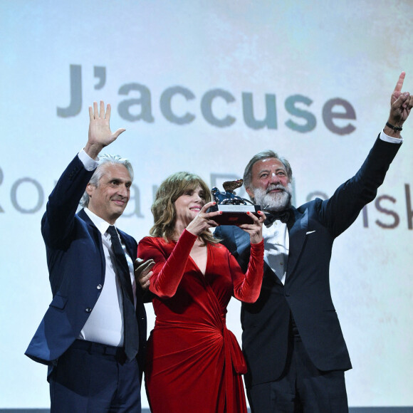 Alain Goldman, Emmanuelle Seigner (Grand Prix du Jury décerné à Roman Polanski pour "J'accuse"), Luca Barbareschi sur scène lors de la cérémonie de clôture du 76ème Festival International du Film de Venise (Mostra), le 7 septembre 2019. 