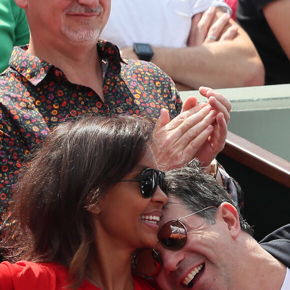 Stéphane Plaza et Karine Le Marchand plaisantent et s'amusent à Roland Garros - People dans les tribunes lors des internationaux de tennis de Roland Garros à Paris le 4 juin 2018 