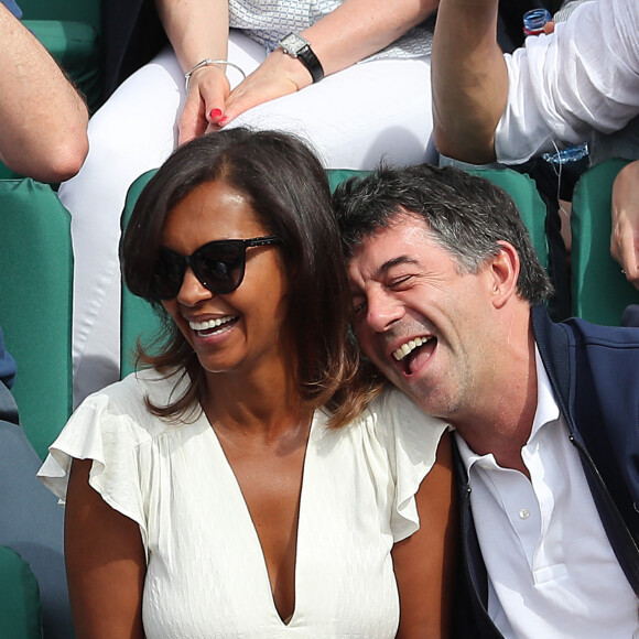 Karine Le Marchand très complice de Stéphane Plaza - Les célébrités dans les tribunes lors des internationaux de France de Roland-Garros à Paris, le 4 juin 2017. © Dominique Jacovides-Cyril Moreau/Bestimage 