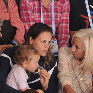 Laure Manaudou, sa fille Manon et ses parents dans les tribunes pour assister a la victoire de l'equipe de France du relais masculin 4x50m 4 nages lors du Championnat d' Europe de Natation a Chartres le 22 novembre 2012.