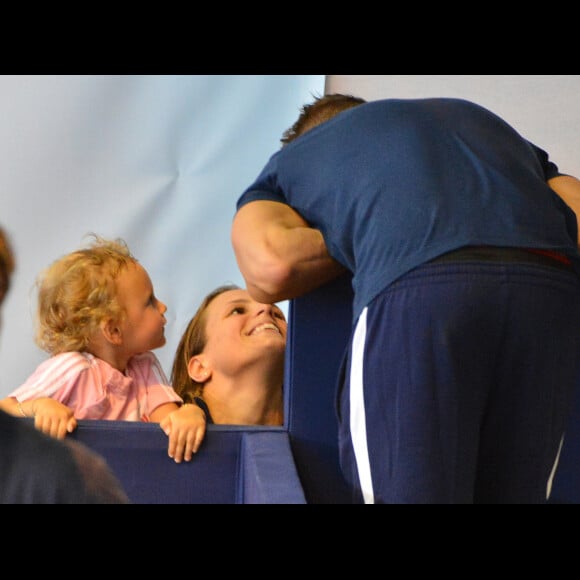 Frederick Bousquet et Laure Manaudou fous d'amour devant leur adorable petite poupée Manon lors des Championnats d'Europe à Chartres le 23 novembre 2012