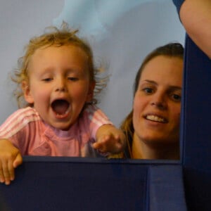 Laure Manaudou et sa fille Manon complices lors des Championnats d'Europe à Chartres le 23 novembre 2012