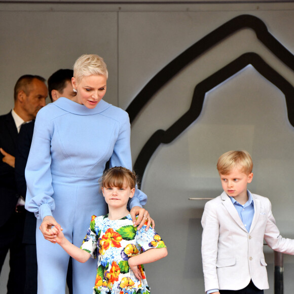 La princesse Charlene de Monaco, la princesse Gabriella de Monaco (robe Dolce & Gabbana, sandales Jacadi), comtesse de Carladès, et le prince Jacques de Monaco, marquis des Baux lors du Grand Prix de Monaco 2022 de F1, à Monaco, le 29 mai 2022. © Bruno Bebert/Bestimage 