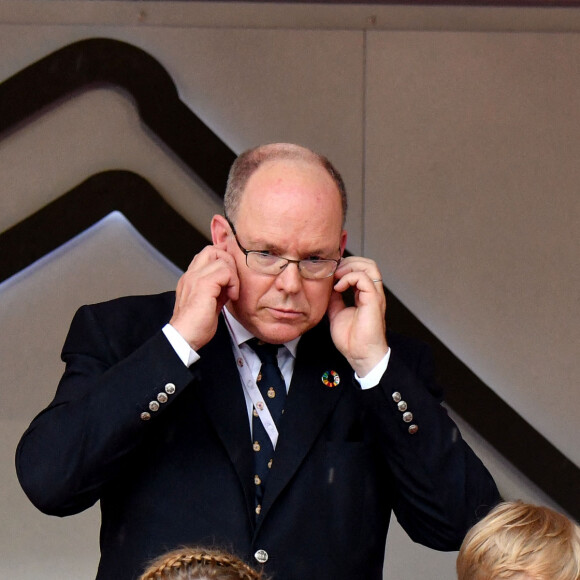 Le prince Albert de Monaco, la princesse Gabriella de Monaco (robe Dolce & Gabbana, sandales Jacadi), comtesse de Carladès, et le prince Jacques de Monaco, marquis des Baux, au podium du Grand Prix de Monaco 2022 de F1, à Monaco, le 2ç mai 2022. © Bruno Bebert/Bestimage 