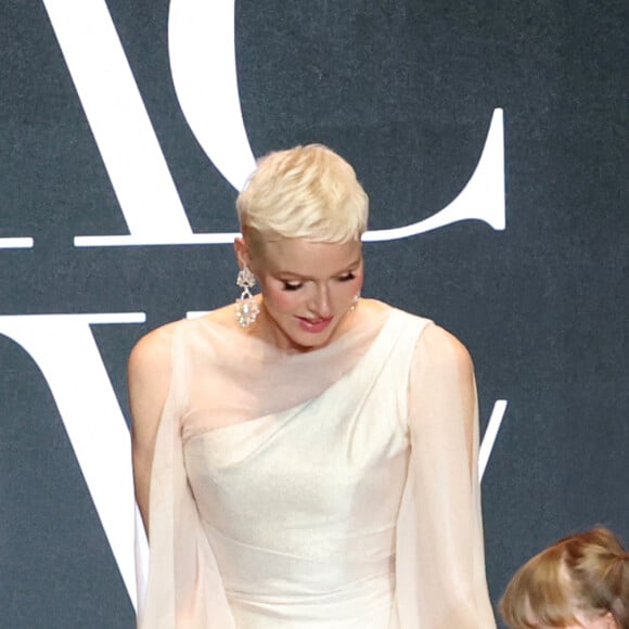 La princesse Charlène de Monaco et sa fille La princesse Gabriella de Monaco, comtesse de Carladès remettent le prix "Emerging Designer Award" à Ramzen lors de la Monte-Carlo fashion week à l'Opéra Garnier de Monaco le 24 mai 2022. © Claudia Albuquerque/Bestimage 