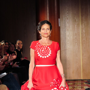 Charlotte Valandrey (robe Christophe Guillarmé) - Red défilé pour l'association "Sauvez le coeur des femmes" by Ajila à l'hôtel Marriott à Paris le 16 novembre 2018. © Christophe Guillarmé via Bestimage