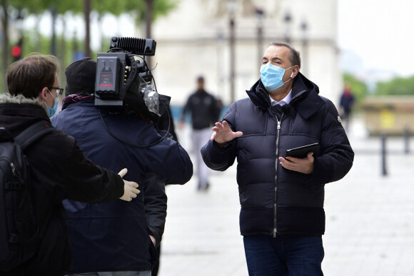 Jean-Marc Morandini (avec un masque sur la visage) en direct pour son émission sur CNews sur les Champs-Élysées à Paris le premier du déconfinement le 11 mai 2020. © JB Autissier / Panoramic / Bestimage