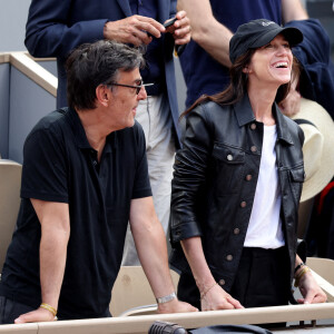 Charlotte Gainsbourg, son compagnon Yvan Attal dans les tribunes lors des Internationaux de France de Tennis de Roland Garros 2022. Paris, le 5 juin 2022. © Dominique Jacovides/Bestimage