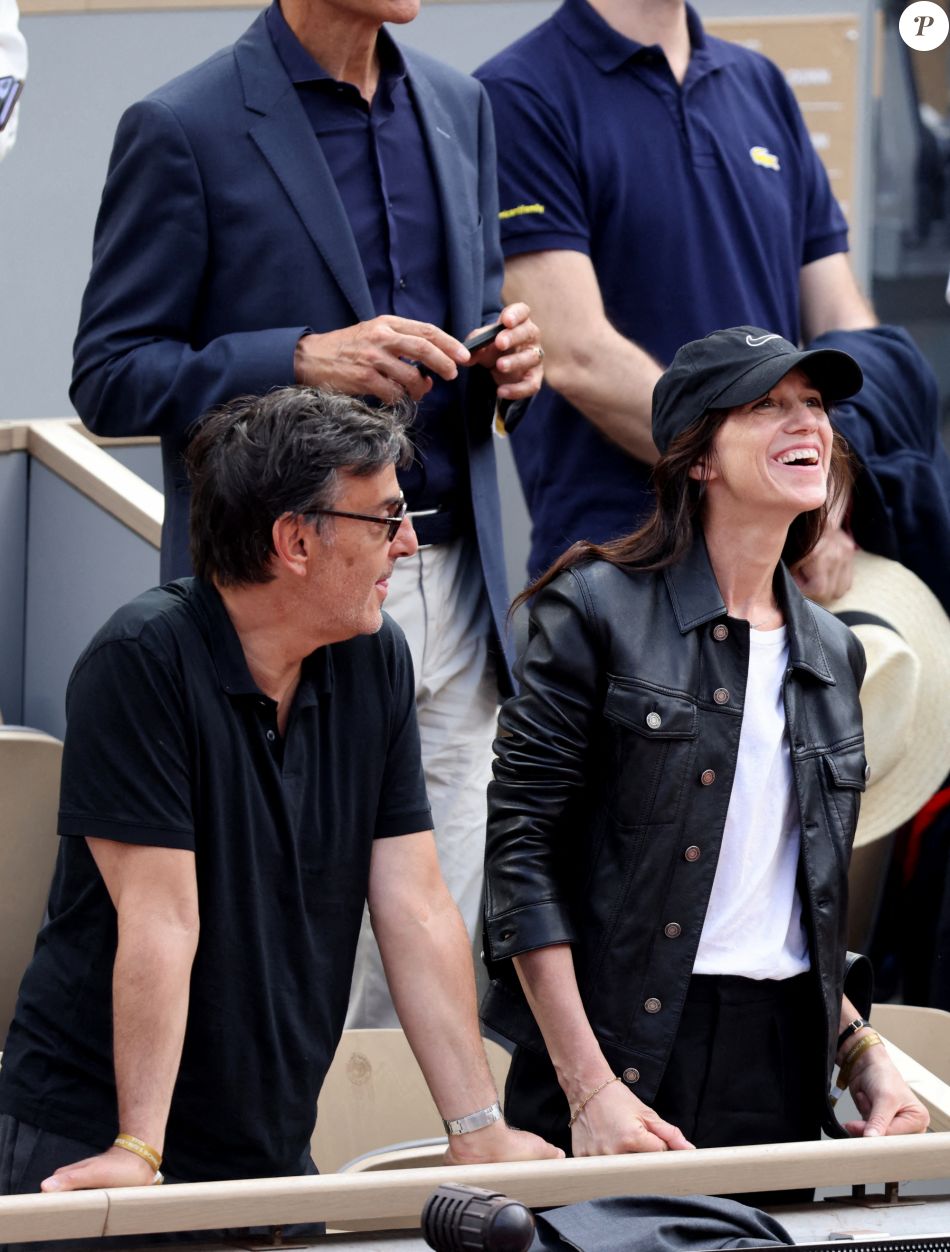 Charlotte Gainsbourg Son Compagnon Yvan Attal Dans Les Tribunes Lors