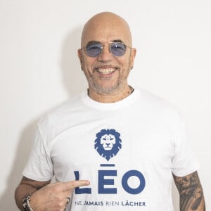 Pascal Obispo pose pour l'association Leo, parrainée par Philippe Cavérivière - Backstage pendant l'émission On Est En Direct (OEED) , présentée par Laurent Ruquier et diffusée en direct le 16 janvier 2021 sur France 2 à Paris le 16 janvier 2021 © Jack Tribeca / Bestimage 