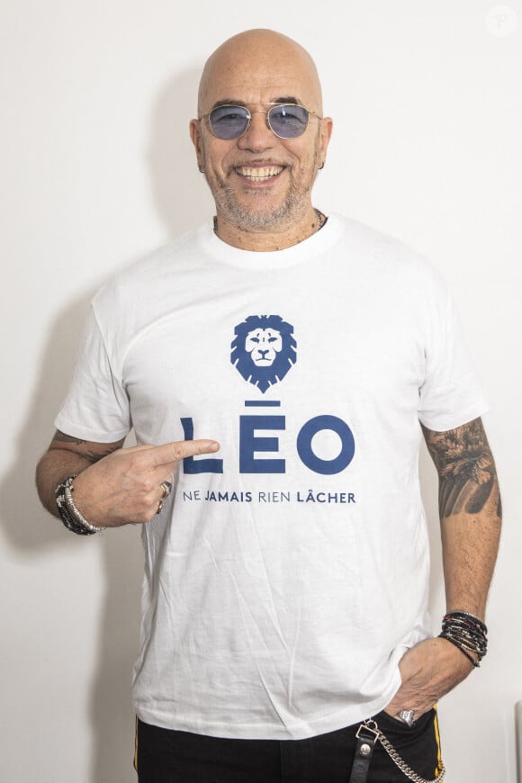 Pascal Obispo pose pour l'association Leo, parrainée par Philippe Cavérivière - Backstage pendant l'émission On Est En Direct (OEED) , présentée par Laurent Ruquier et diffusée en direct le 16 janvier 2021 sur France 2 à Paris le 16 janvier 2021 © Jack Tribeca / Bestimage 