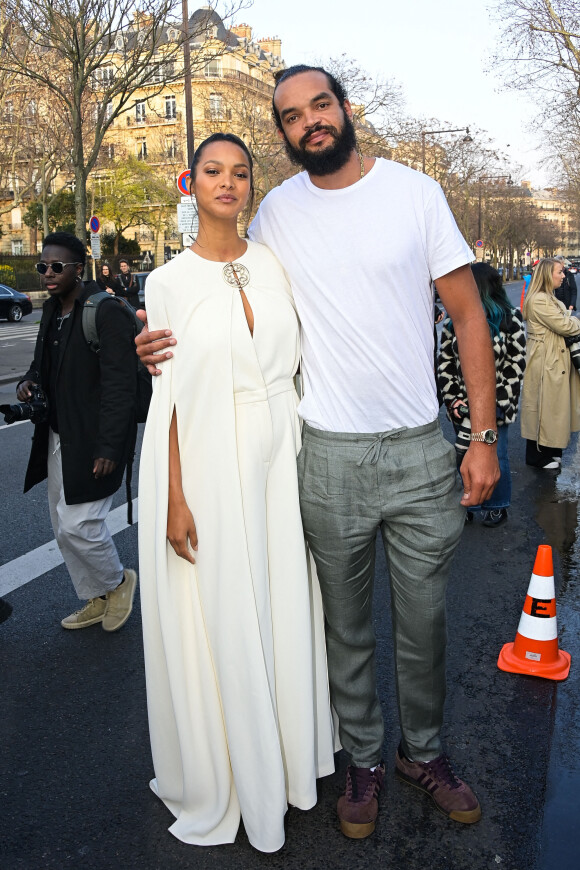 Joakim Noah et sa compagne Lais Ribeiro - Défilé Elie Saab Automne/Hiver lors de la Fashion Week de Paris au Palais de Tokyo à Paris. © Federico Pestellini/Panoramic/Bestimage