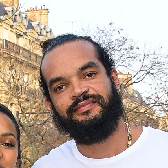 Joakim Noah et sa compagne Lais Ribeiro - Défilé Elie Saab Automne/Hiver lors de la Fashion Week de Paris au Palais de Tokyo à Paris. © Federico Pestellini/Panoramic/Bestimage