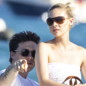 Brooklyn Beckham et sa femme Nicola Peltz s'embrassent amoureusement, alors qu'ils quittent le Club 55 à Saint-Tropez.
