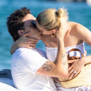 Brooklyn Beckham et sa femme Nicola Peltz s'embrassent amoureusement, alors qu'ils quittent le Club 55 à Saint-Tropez. Le 13 juillet 2022 