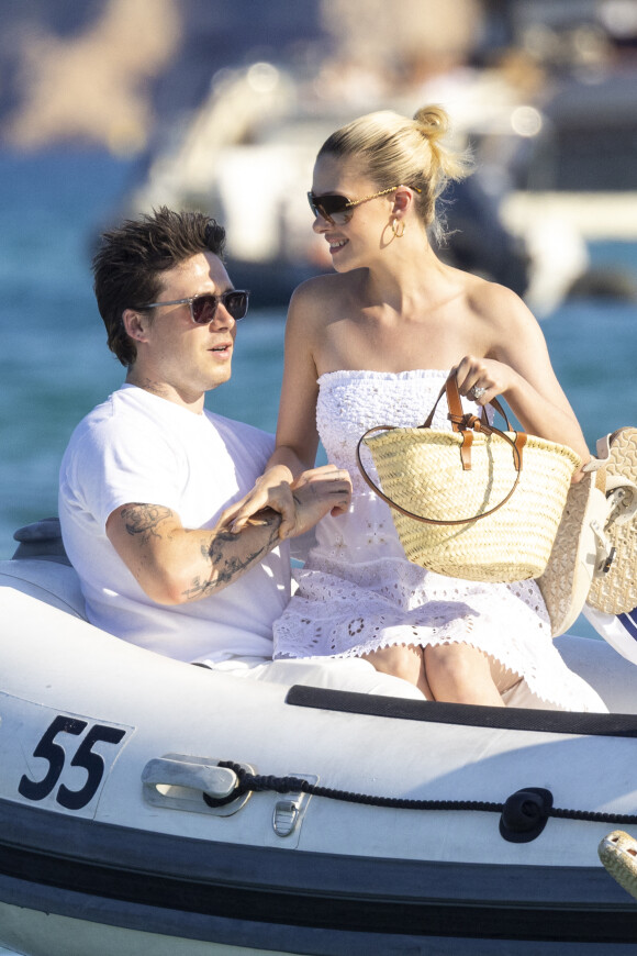 Brooklyn Beckham et sa femme Nicola Peltz s'embrassent amoureusement, alors qu'ils quittent le Club 55 à Saint-Tropez. Le 13 juillet 2022 