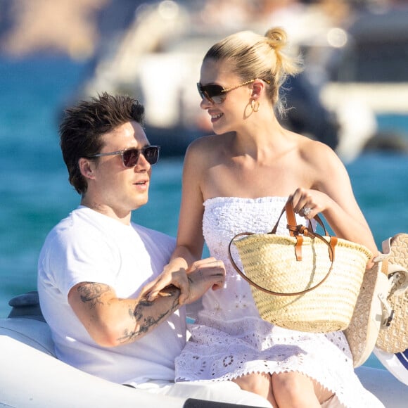 Brooklyn Beckham et sa femme Nicola Peltz s'embrassent amoureusement, alors qu'ils quittent le Club 55 à Saint-Tropez. Le 13 juillet 2022 