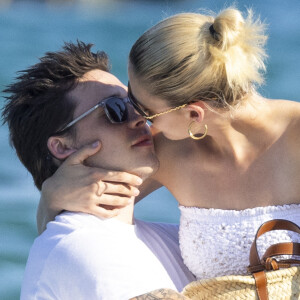 Brooklyn Beckham et sa femme Nicola Peltz s'embrassent amoureusement, alors qu'ils quittent le Club 55 à Saint-Tropez. Le 13 juillet 2022 
