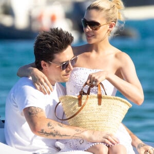 Brooklyn Beckham et sa femme Nicola Peltz s'embrassent amoureusement, alors qu'ils quittent le Club 55 à Saint-Tropez. Le 13 juillet 2022 