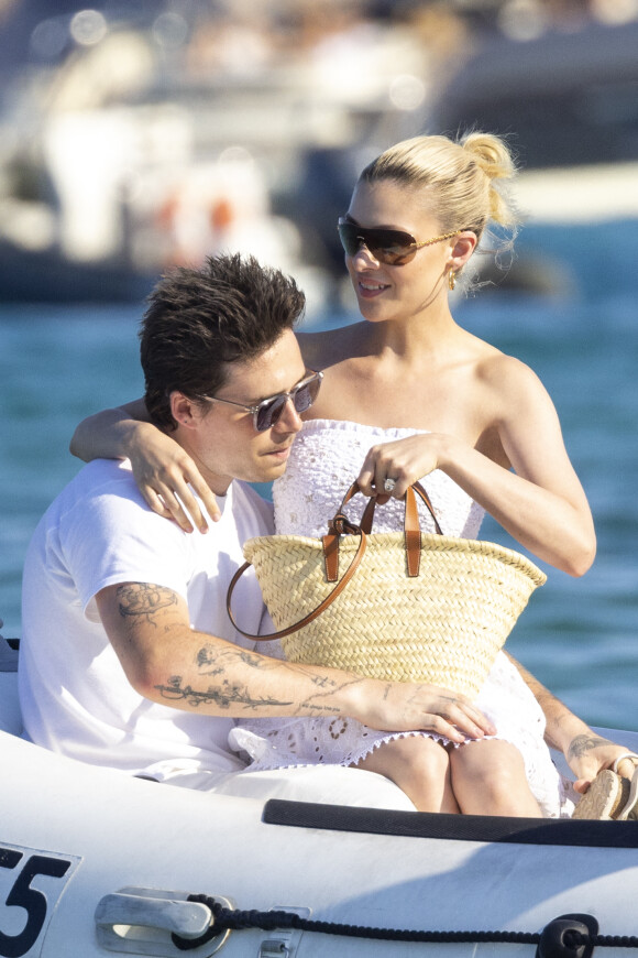 Brooklyn Beckham et sa femme Nicola Peltz s'embrassent amoureusement, alors qu'ils quittent le Club 55 à Saint-Tropez. Le 13 juillet 2022 