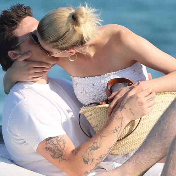 Brooklyn Beckham et sa femme Nicola Peltz s'embrassent amoureusement, alors qu'ils quittent le Club 55 à Saint-Tropez. Le 13 juillet 2022 