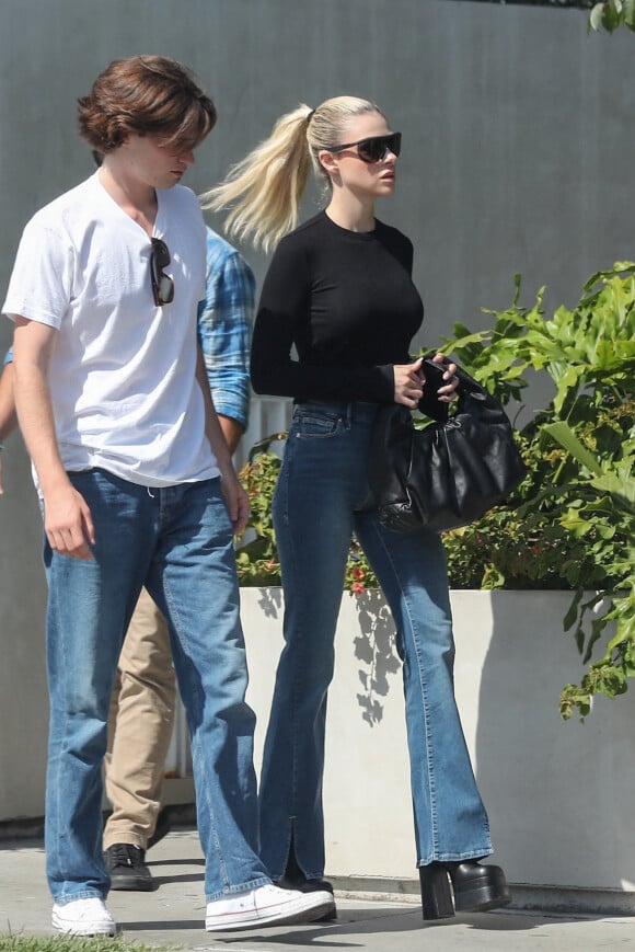 Brooklyn Beckham et sa femme Nicola Peltzretrouvent des amis au "Cha Cha Matcha" à Los Angeles, le 8 juin 2022. 