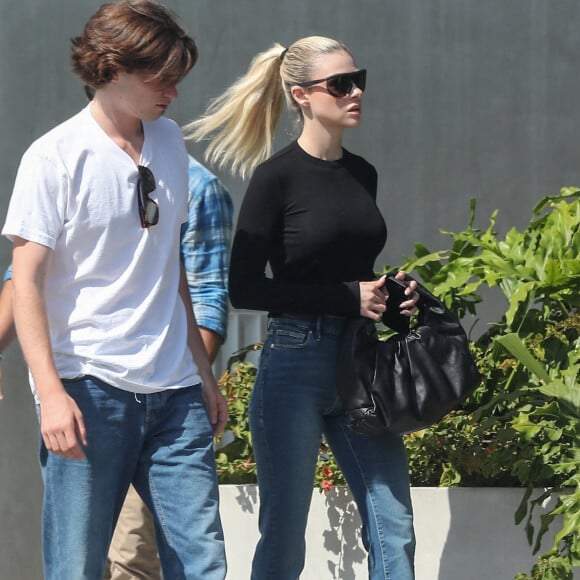 Brooklyn Beckham et sa femme Nicola Peltzretrouvent des amis au "Cha Cha Matcha" à Los Angeles, le 8 juin 2022. 