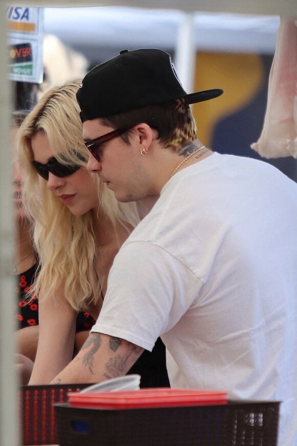 Brooklyn Beckham et sa femme Nicola Peltz achètent des fleurs à Los Angeles, le 29 mai 2022. 