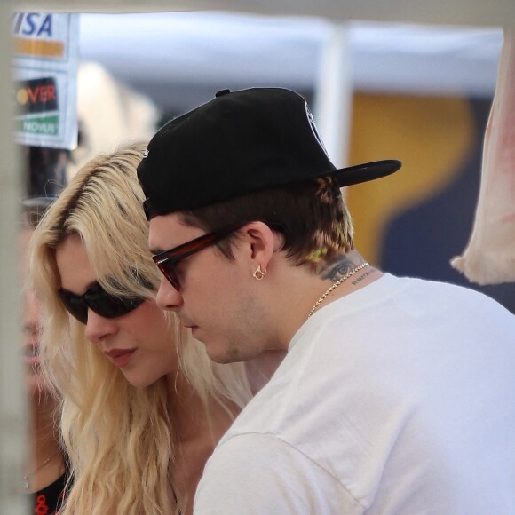 Brooklyn Beckham et sa femme Nicola Peltz achètent des fleurs à Los Angeles, le 29 mai 2022. 