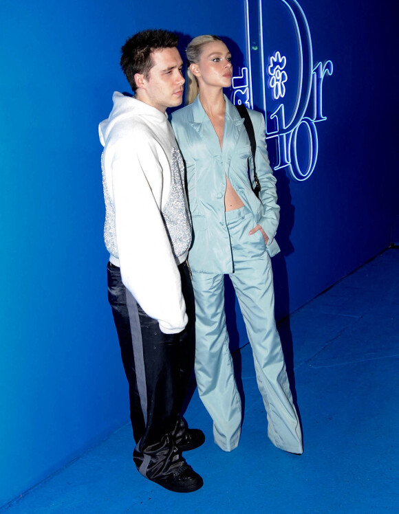 Brooklyn Beckham et sa femme Nicola Peltz au photocall du défilé de la collection capsule "Dior Homme Printemps-Eté 2023" à Los Angeles, le 21 mai 2022. 