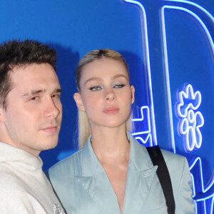 Brooklyn Beckham et sa femme Nicola Peltz au photocall du défilé de la collection capsule "Dior Homme Printemps-Eté 2023" à Los Angeles, le 21 mai 2022. 