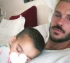 Matt Pokora et son fils Isaiah en pleine sieste. Instagram.