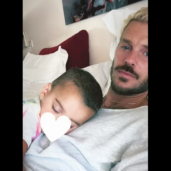 Matt Pokora et son fils Isaiah en pleine sieste. Instagram.