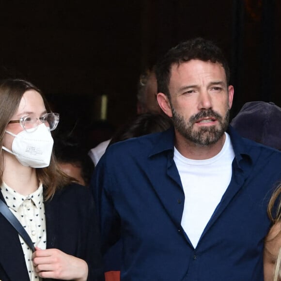 Ben Affleck et sa femme Jennifer Affleck (Lopez) quittent l'hôtel Crillon avec violet pour aller déjeuner dans un restaurant lors de leur lune de miel à Paris le 23 juillet 2022.