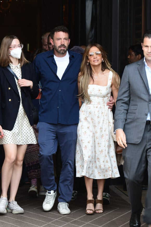 Ben Affleck et sa femme Jennifer Affleck (Lopez) quittent l'hôtel Crillon avec violet pour aller déjeuner dans un restaurant lors de leur lune de miel à Paris le 23 juillet 2022. 