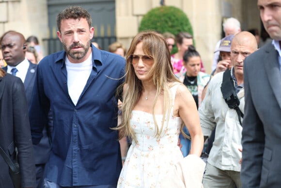 Ben Affleck et sa femme Jennifer Affleck (Lopez) quittent l'hôtel Crillon avec violet pour aller déjeuner dans un restaurant lors de leur lune de miel à Paris le 23 juillet 2022.